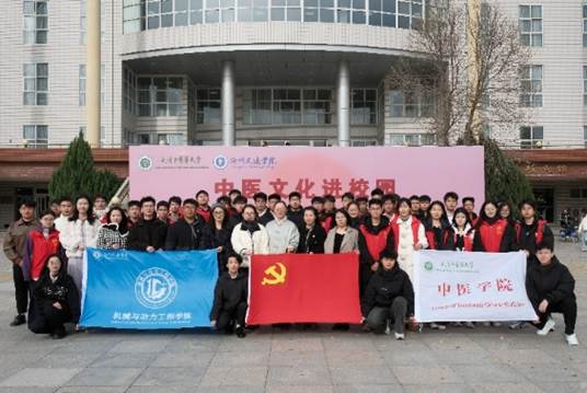 一群人站在建筑前 AI 生成的内容可能不正确。