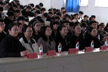 一群人在开会 AI 生成的内容可能不正确。